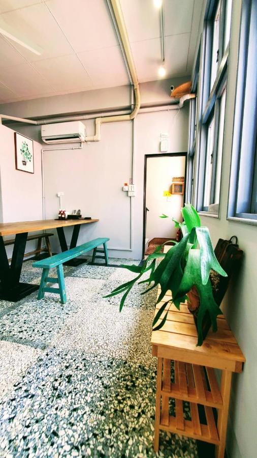 OYAJI Guesthouse - 台南可包棟民宿-依入住人數開放房型配置計價 非開放全部房型 可接受再訂房-含10人以上四臥室 其餘9人以下三臥室-本館為官方認證環保旅宿 臺南市民宿261號 Eksteriør billede